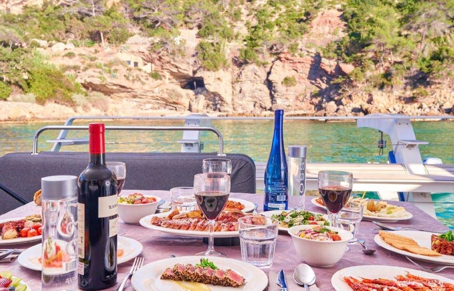 meilleures-activités-evjf-montpellier-diner-sur-un-catamaran-la-grande-motte meilleures-activités-evjf-montpellier-diner-sur-un-catamaran-la-grande-motte