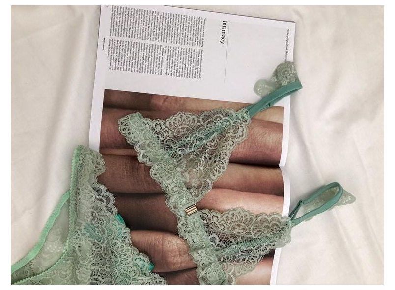 ensemble de lingerie vert sur un magazine ouvert
