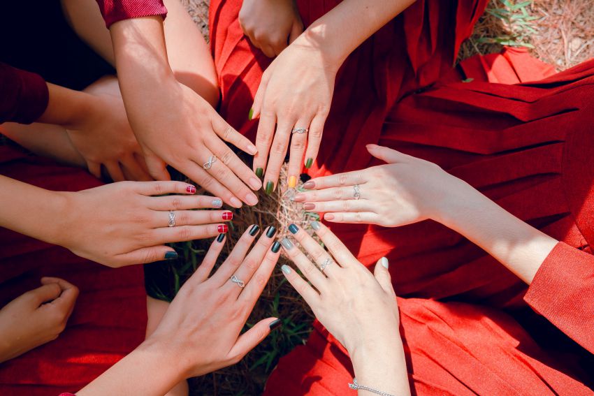 mains de femmes manucurées en forme d'etoile