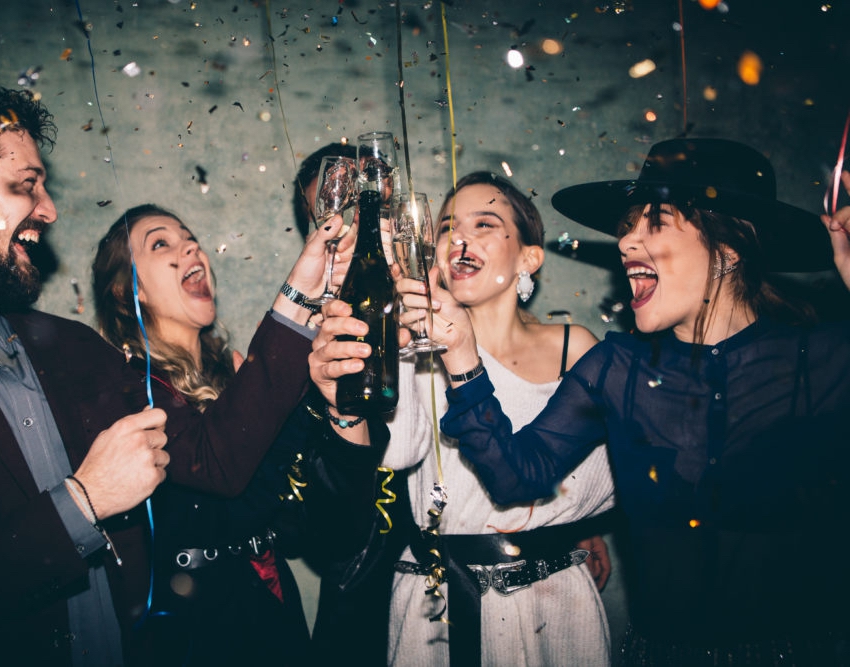 Groupe d'amies qui boivent du champagne et font la fete Groupe d'amies qui boivent du champagne et font la fete