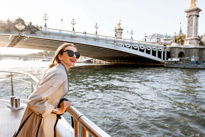 fille en croissiere sur un bateau une peniche a paris sur la seine avec un pont un monument en arriere plan fille en croissiere sur un bateau une peniche a paris sur la seine avec un pont un monument en arriere plan