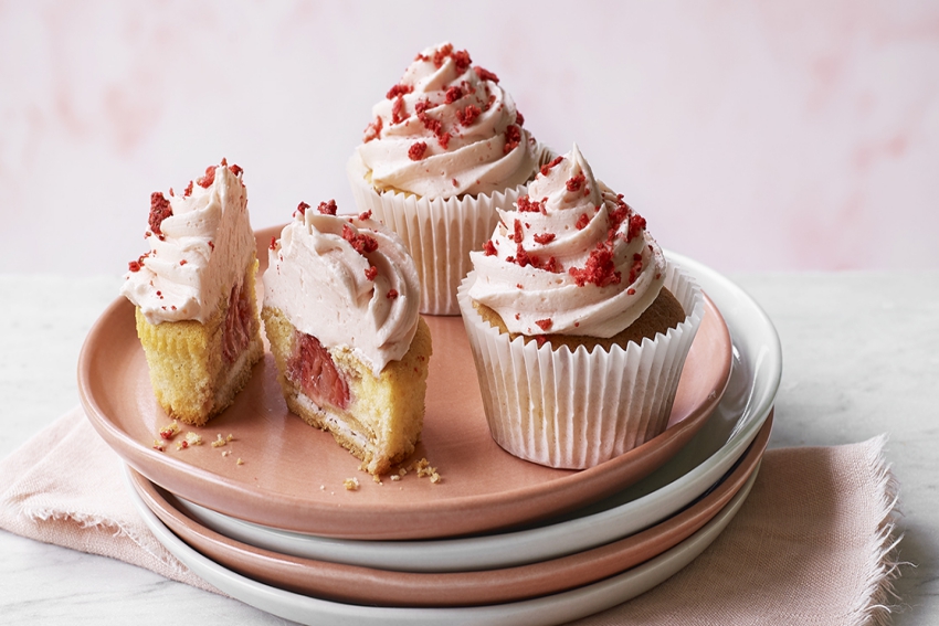 pile dassiettes avec trois cupcakes a la fraise