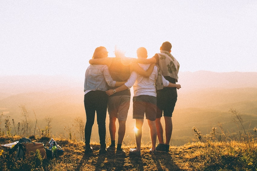 groupe d'amis au coucher su soleil calin