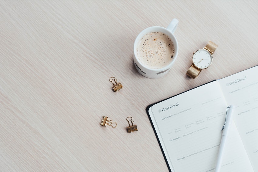 cahier avec tasse de cafe