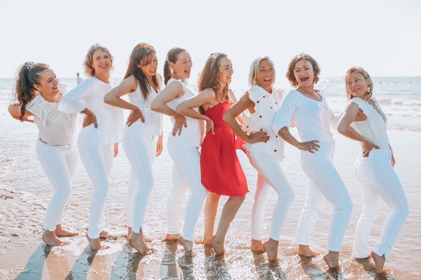 groupe de femmes en robe blanche et rouge sur la plage de deauville