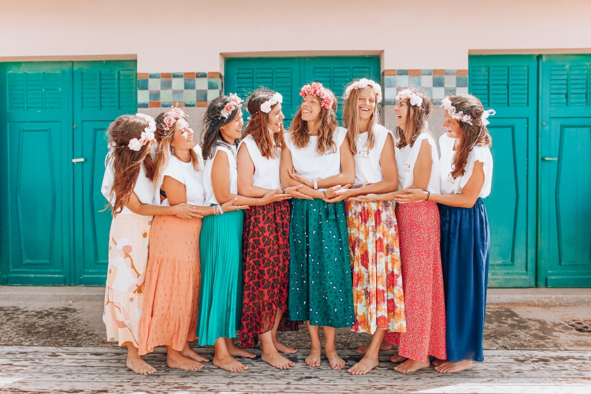 jeunes femmes en jupes colorees et couronnes de fleurs sur les planches de deauville