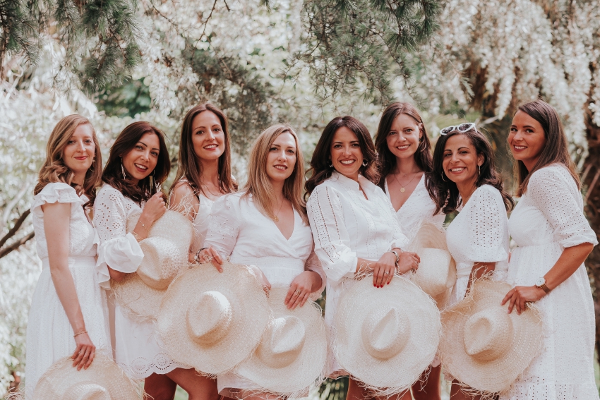 jeunes femmes en robes blanches et chapeaux de paille a madrid jeunes femmes en robes blanches et chapeaux de paille a madrid