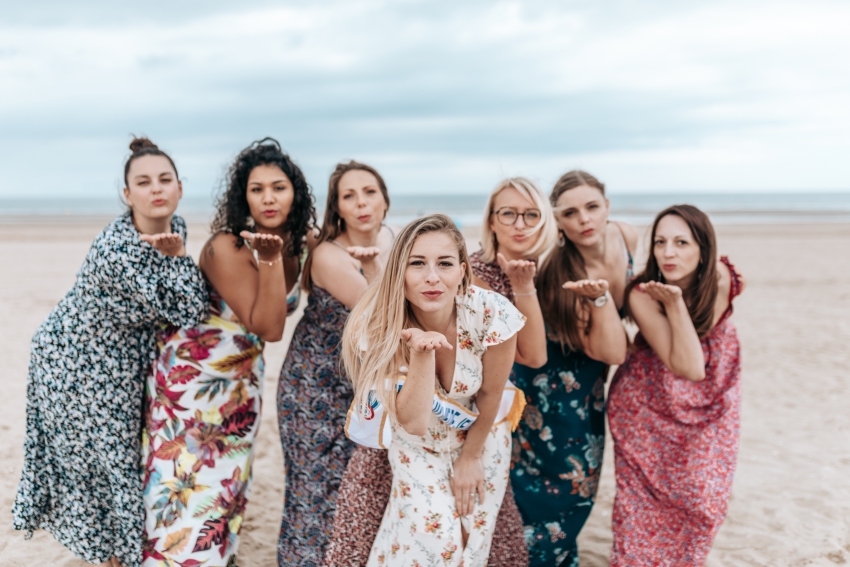 shooting photo sur la plage de deauville pour un evjf