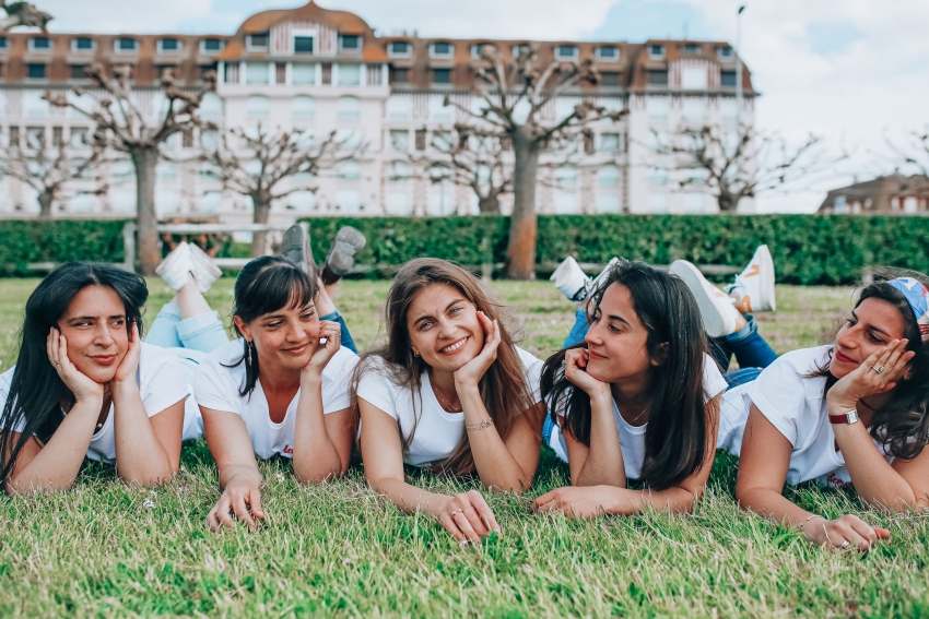 groupe de femmes allongees dans lherbe a deauville