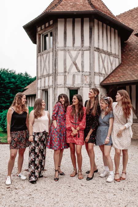 groupe de jeunes femmes en robe dans le jardin dune belle maison a deauville pour un evjf groupe de jeunes femmes en robe dans le jardin dune belle maison a deauville pour un evjf