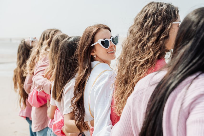 femmes qui organisent un shooting photo a deauville pour un enterrement de vie de jeune fille